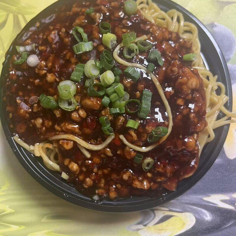 (SPICY. pork) Noodles in Hot Brown Meat Sauce